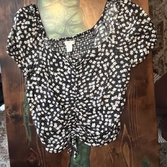 black and white flower top - Picture 1 of 1